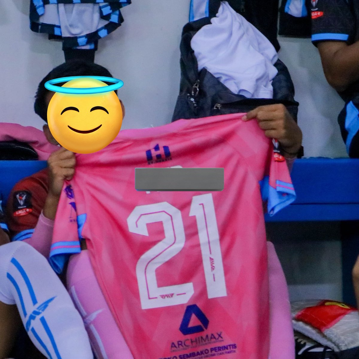 icedvanialatte's tweet photo. he knows that i LOVE persib so much, trs katanya "jerseynya biru pink kaya punya teja". mirippppp betul la, aku mauuuuuuuu https://t.co/cNp5ROOTZx