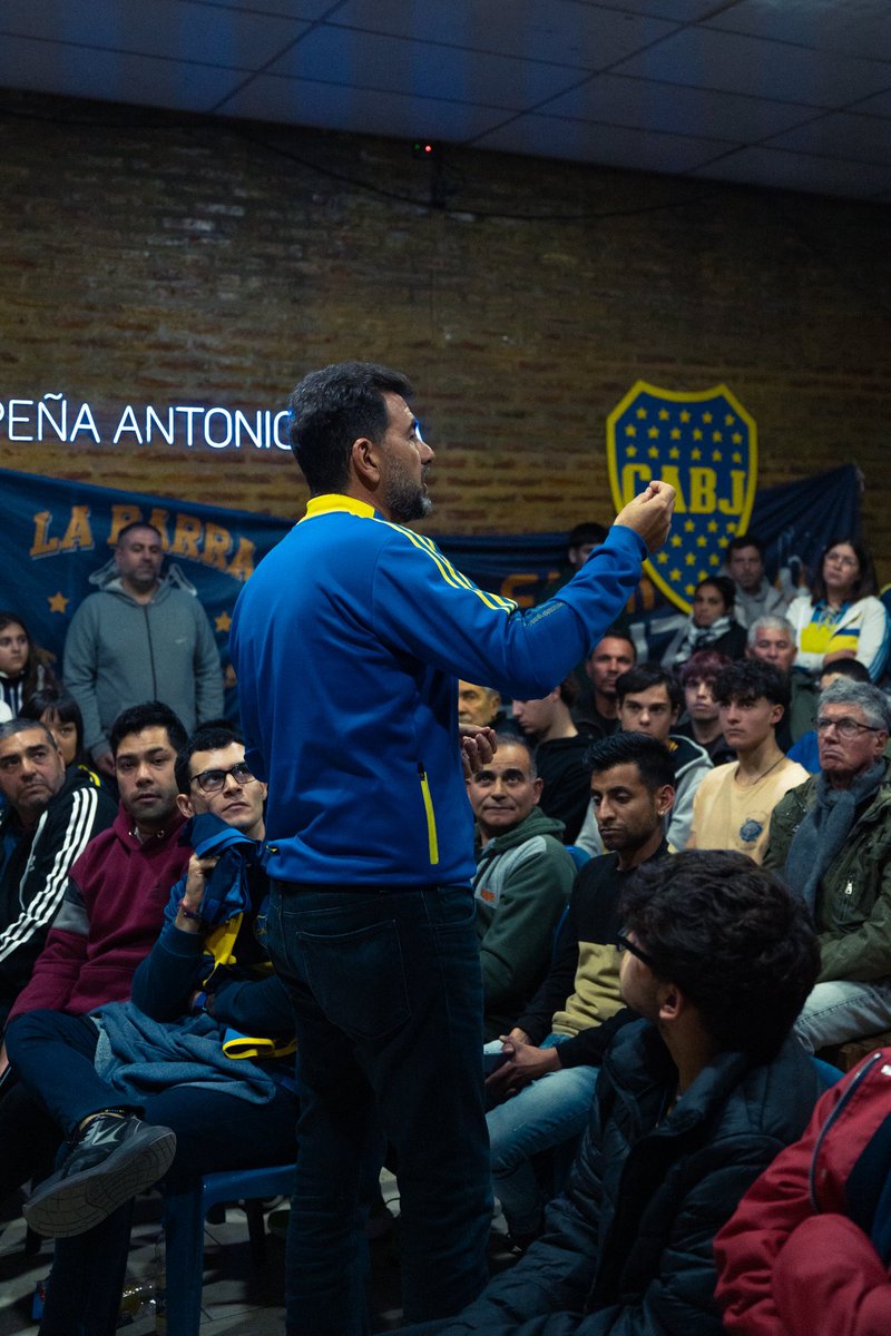 ArribaBocaOf's tweet photo. Ayer estuvimos en 9 de Julio junto a @jorgereale y a @sebabattaglia5 , compartiendo otra de nuestras Charlas Abiertas con los socios de la zona.

Seguimos consolidando una manera distinta de hacer política en nuestro Club.

𝐐𝐮𝐞 𝐧𝐨 𝐛𝐮𝐬𝐜𝐚 𝐚𝐭𝐚𝐣𝐨𝐬 𝐞𝐧 𝐥𝐚 𝐩𝐨𝐥𝐢́𝐭𝐢𝐜𝐚 𝐧𝐚𝐜𝐢𝐨𝐧𝐚𝐥, 𝐲 𝐪𝐮𝐞 𝐧𝐨 𝐞𝐬𝐩𝐞𝐫𝐚 𝐧𝐢𝐧𝐠𝐮́𝐧 𝐬𝐚𝐥𝐯𝐚𝐝𝐨𝐫, 𝐩𝐨𝐫𝐪𝐮𝐞 𝐞𝐬𝐭𝐚𝐦𝐨𝐬 𝐜𝐨𝐧𝐯𝐞𝐧𝐜𝐢𝐝𝐨𝐬 𝐝𝐞 𝐪𝐮𝐞 𝐬𝐨𝐦𝐨𝐬 𝐥𝐨𝐬 𝐬𝐨𝐜𝐢𝐨𝐬 𝐝𝐞 𝐚 𝐩𝐢𝐞 𝐥𝐨𝐬 𝐪𝐮𝐞 𝐯𝐚𝐦𝐨𝐬 𝐚 𝐝𝐞𝐯𝐨𝐥𝐯𝐞𝐫 𝐚 𝐁𝐨𝐜𝐚 𝐚𝐥 𝐥𝐮𝐠𝐚𝐫 𝐪𝐮𝐞 𝐬𝐞 𝐦𝐞𝐫𝐞𝐜𝐞.

Seguimos caminando.
De cara al socio, de la única manera que lo concebimos.

𝐃𝐨𝐧𝐝𝐞 𝐡𝐚𝐲𝐚 𝐮𝐧 𝐬𝐨𝐜𝐢𝐨 𝐝𝐞 𝐁𝐨𝐜𝐚, 𝐯𝐚𝐦𝐨𝐬.
𝐒𝐔𝐌𝐀𝐓𝐄.
🇸🇪

Muchas gracias a la Peña @antonioromaok por recibirnos y hacerlo posible.