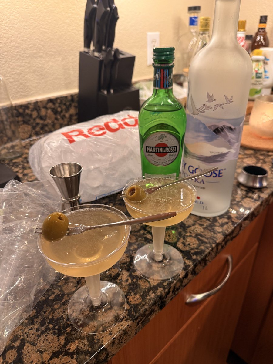 everydaygia's tweet photo. we got lobster rolls at home 🦞🍋🍸 https://t.co/AIyhGDYFR5