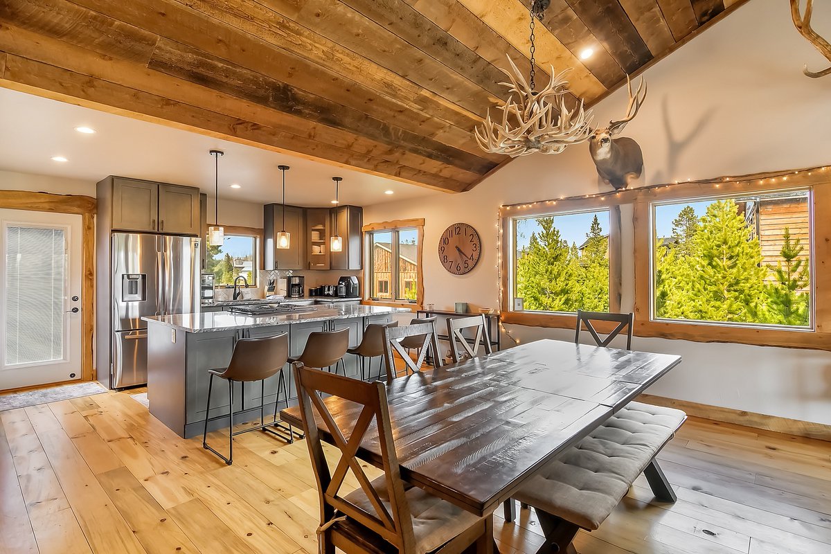SkyRunVR's tweet photo. Lake weekends with all your pals🛶✨This 4-bedroom home has space for 14, making it perfect for mountain getaways with the whole crew. You'll get views of Lake Granby from the deck and be close to the national park and Grand Lake. 

📍Grand Lake, CO
🔗https://t.co/KIyCV48cql https://t.co/rCb49tu9U1