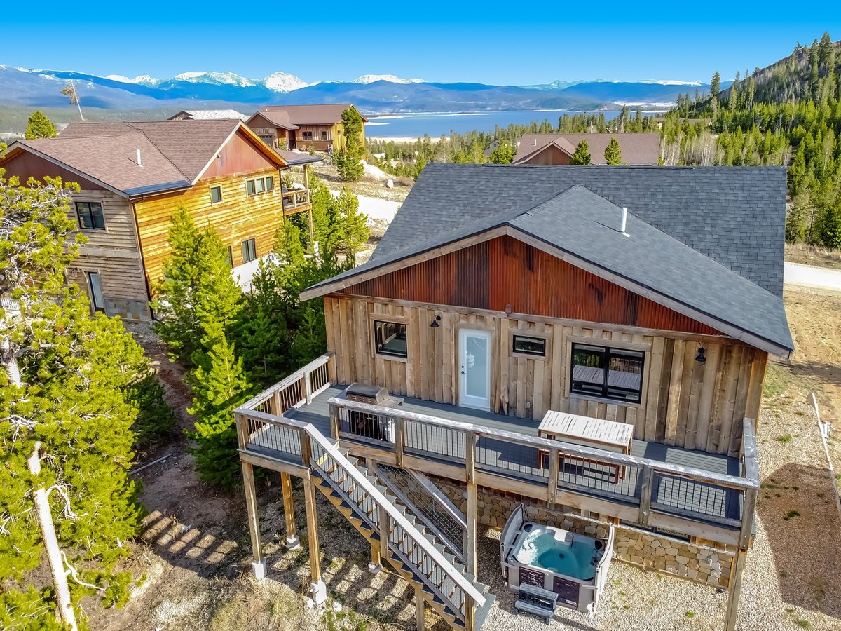 SkyRunVR's tweet photo. Lake weekends with all your pals🛶✨This 4-bedroom home has space for 14, making it perfect for mountain getaways with the whole crew. You'll get views of Lake Granby from the deck and be close to the national park and Grand Lake. 

📍Grand Lake, CO
🔗https://t.co/KIyCV48cql https://t.co/rCb49tu9U1