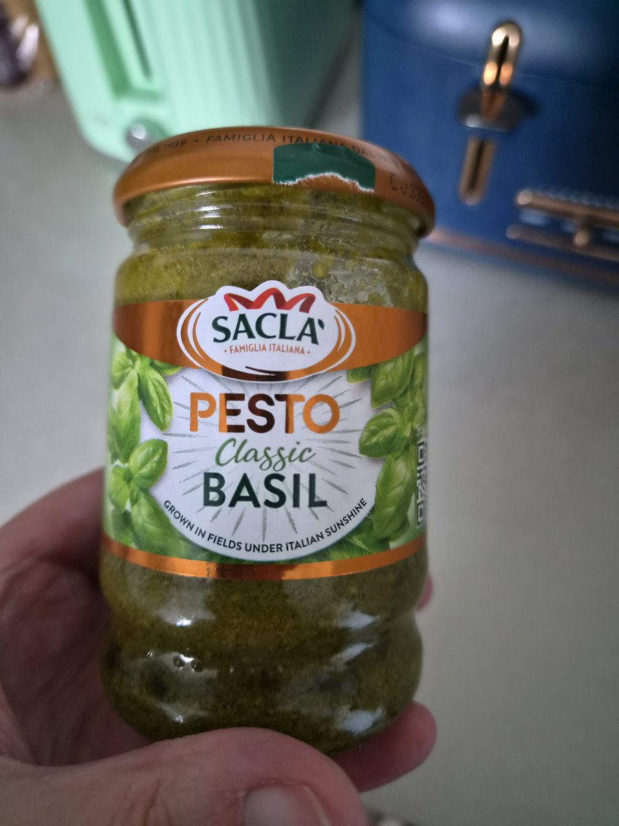 Jennababes's tweet photo. Was looking forward to basil pesto pasta for tea, but this pesto is absolutely rank! And so oily!! So, a chicken sandwich it is 🙄 fml https://t.co/YIJeNAhPqZ