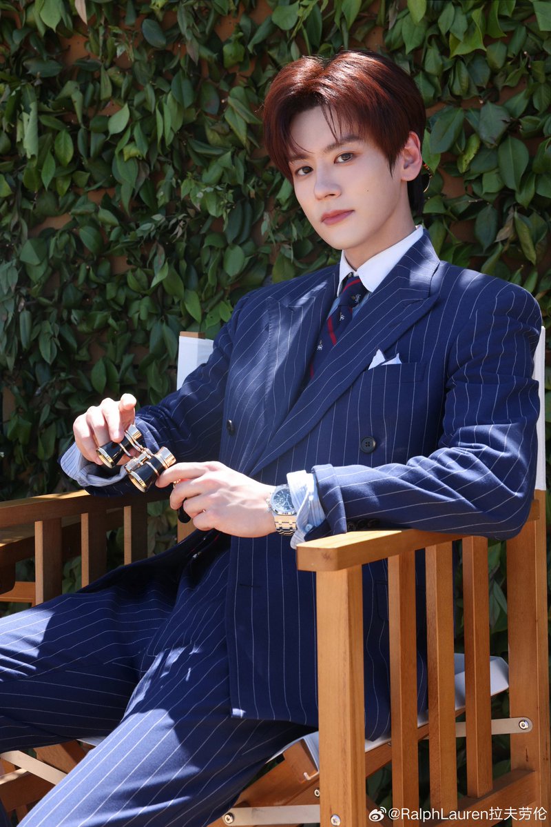 Weixing_TH's tweet photo. เดินทอดน่องอยู่ในสนามโปโล #เว่ยเจ๋อหมิง ในชุดสูทลายทางสีน้ำเงินเข้ม ราวกับกำลังสนทนากับความคลาสสิก จากการตัดเย็บอันเนี้ยบเฉียบของสูทกระดุมสองแถว ไปจนถึงตราสัญลักษณ์โปโลบน��นกไท ทุกรายละเอียดล้วนสะท้อนถึงการสืบทอดอันเป็นตำนานของวัฒนธรรมโปโล

#魏哲鸣 #WeiZheMing #위철명 https://t.co/c5RJSDi1Px