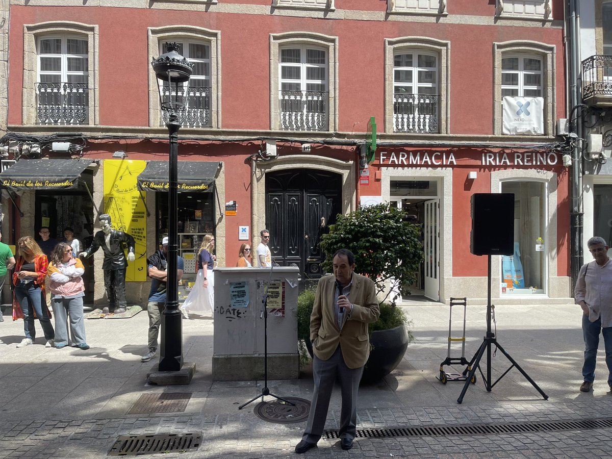 DiegoBernalRico's tweet photo. Hoje desfrutei dumha manhã soalheira na Corunha enquanto percorria co povo da Alexandre Bóveda os cantinhos da cidade e ouvia arengas sobre a luita pola língua galega ao longo da história. Eis o académico Axeitos falando de Tettamanci, Murguia e Said Armesto na rua Rego d’água. https://t.co/X72QqsGwrP
