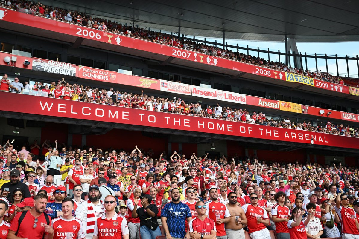 IDGoonerscom's tweet photo. Meanwhile nobar di Emirates: https://t.co/mpvuBcYcZl