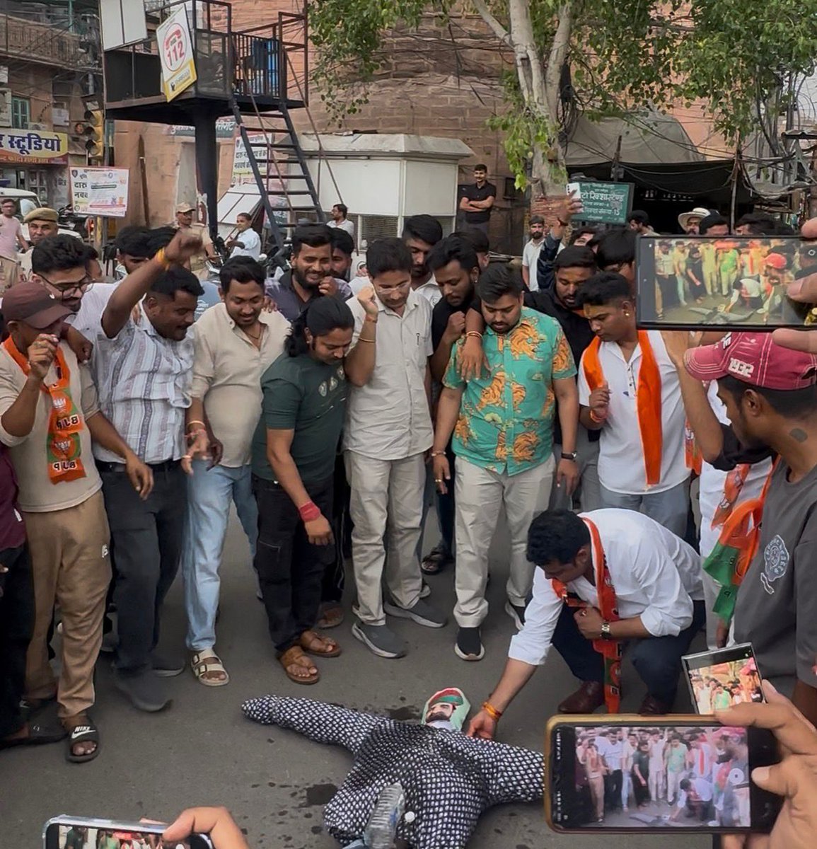 BJP4Rajasthan's tweet photo. भाजपा राजस्थान के प्रदेश अध्यक्ष श्री @madanrrathore पर गत दिवस RLP कार्यकर्ताओं द्वारा किए गए भ्रामक एवं निंदनीय हमले के विरोध में आज भारतीय जनता युवा मोर्चा, जोधपुर शहर द्वारा आरएलपी नेता हनुमान बेनीवाल का पुतला दहन कर कड़ा विरोध दर्ज कराया गया।

कार्यक्रम में भाजपा राजस्थान के प्रदेश मंत्री श्री @AidanSinghBJP, भाजपा जोधपुर शहर अध्यक्ष श्री राजेंद्र पालीवाल, युवा मोर्चा अध्यक्ष श्री गौरव जैन सहित युवा मोर्चा कार्यकर्ता उपस्थित रहें।