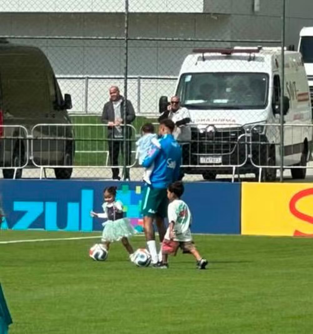 DataFutebol's tweet photo. Neymar com as filhas no treinamento da Seleção Brasileira! 😍🇧🇷

📸 GE https://t.co/60hb6Gr1W2