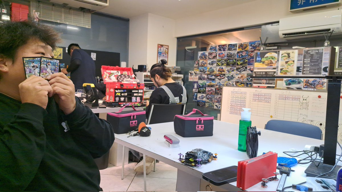 base_arcade_4's tweet photo. 【お知らせ】
明日は宮崎のワンダフルさんのオープニングレースに参加致しますので、臨時休業致します💦
ご迷惑をお掛けしますが、よろしくお願い致します💦
まだ遊んでますwww
#アーケードベース
#タミヤ
#ミニ四駆 https://t.co/SxuPGpW9Vf