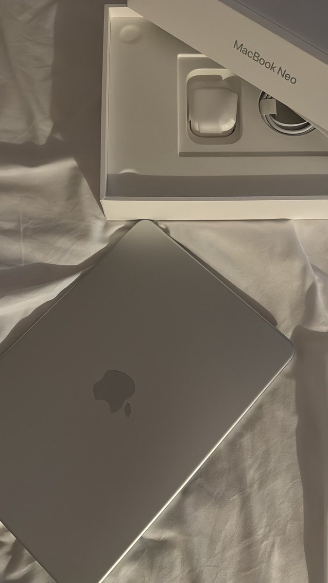 2nvuc's tweet photo. Macbook Neo2026💻🩶🦢. https://t.co/Mk214jnhm3