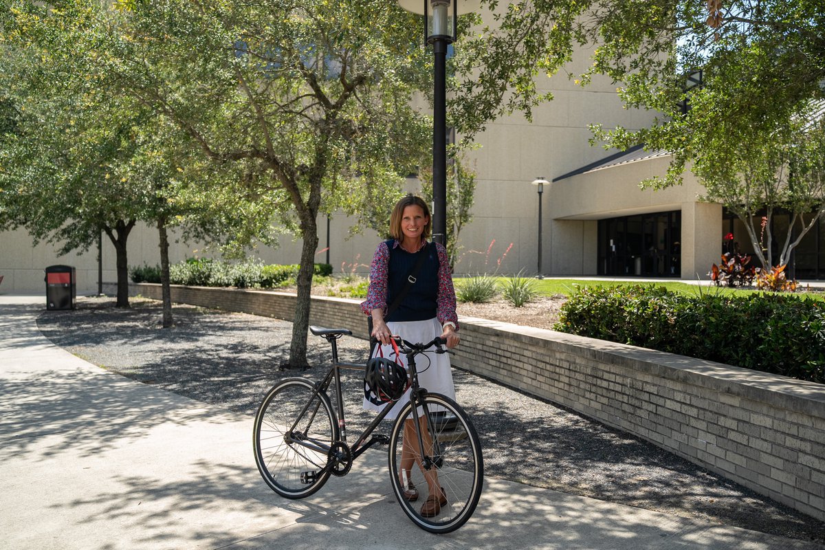 UHBauerCollege's tweet photo. What can a commute teach you?

For #UHBauer Rockwell Career Center Executive Director Kelly Collins: stay alert, think ahead, adjust fast.

Her tips for making the most of the ride: https://t.co/ocEO9Yb5qP https://t.co/8Cp03n5LUP