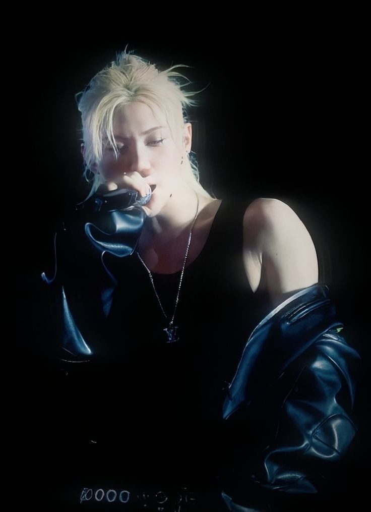 lioloveslillies's tweet photo. Sometimes he's the sun
Sometimes he's the moon 
But somehow Felix is always the light https://t.co/8WEDbEI5Sg