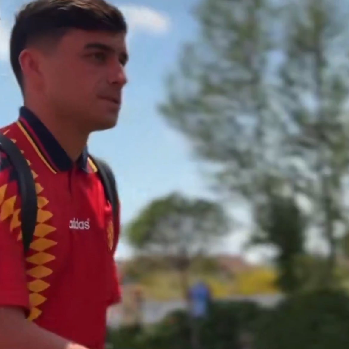 diasp8dri's tweet photo. Arriving in his Spanish shirt like it’s his first day of school 😭 https://t.co/dOplGkDgop