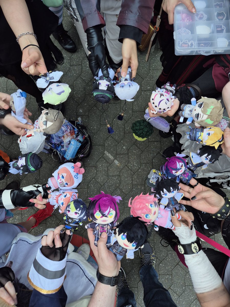 momochinluka's tweet photo. thank you for everyone who came to the nijisanji meetup i had so much fun🥹 https://t.co/7Ua0AgSqsO