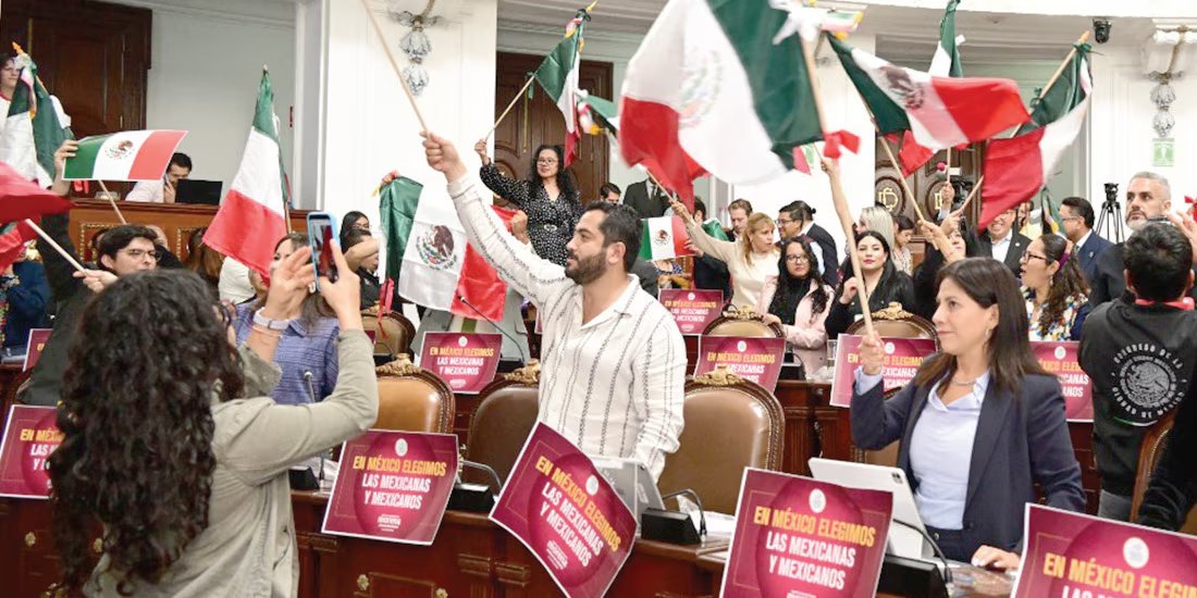 El4toPODERmx's tweet photo. En menos de 24 horas ley de injerencia tiene aval de 24 entidades
Senado palomea reforma sobre narcocandidaturas; oposición celebra ley contra intervencionismo; Monreal prevé que Congreso emita declaratoria de constitucionalidad el lunes https://t.co/1p13gOCsRi