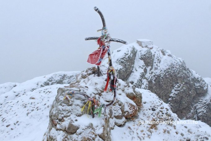 ElImperialEsp's tweet photo. 🇪🇦 El Urbión, España | 🔴 Siguiendo las ultimas tendencias de eliminar símbolos cristianos en los picos de las montañas españolas, el pico Urbión, localizado entre Soria y La Rioja, ha aparecido sin su cruz. https://t.co/xESVC01CnN