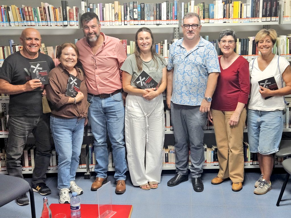 janievesvera's tweet photo. Ayer tuve el privilegio de conducir el acto de presentación de la #novela "Pimienta Negra" en @raizdelpueblo. Gracias, a Andrés Odeh (su autor) y a Siona, por compartir una tarde impregnada de #cultura y #literatura. 
#biblioteca #LaOliva #lectura https://t.co/diqgPKfuYT