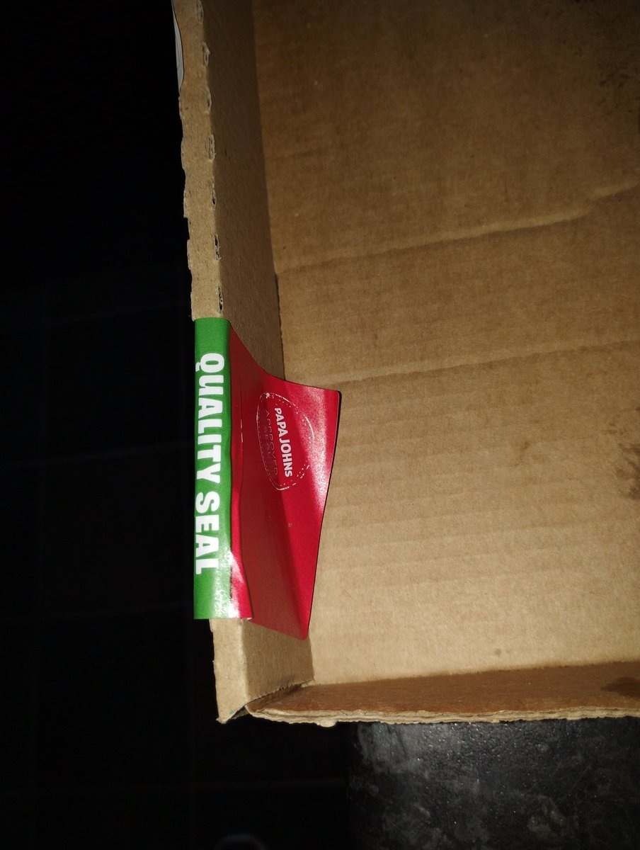 Colam72's tweet photo. @PapaJohns also the seal tape wasn't stuck to seal the box so let's see if I get the gut rot too. Unsafe and incompetent. Never use Papa John's. https://t.co/N67B1une4p