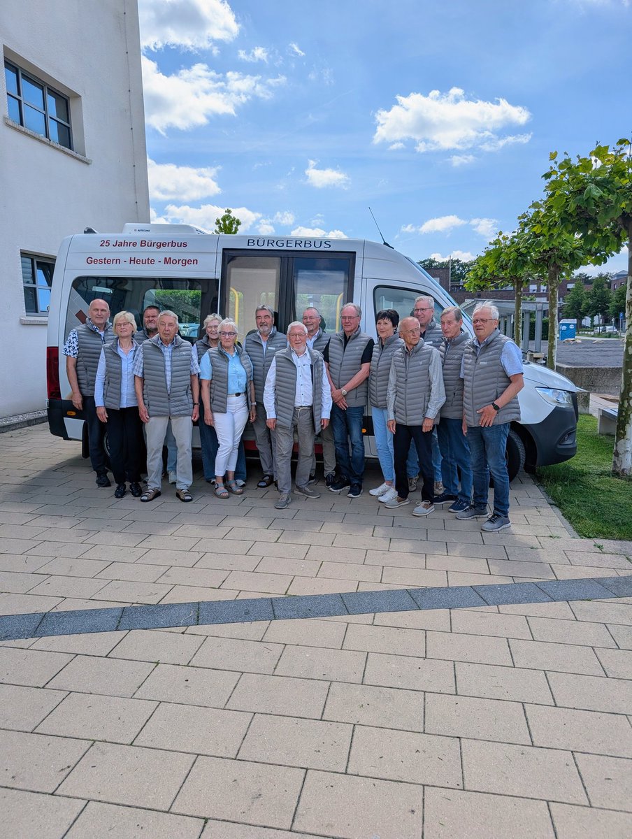 ThomasBerling's tweet photo. 25jähriges Jubiläum #Bürgerbus #Nordhorn - Bürger fahren Bürger! Der Bürgerbus wird durch das #Ehrenamt getragen und ist ein Beispiel dafür, wie Bürger Verantwortung für die #Mobilität vor Ort übernehmen. Er leistet einen unverzichtbaren Beitrag zur Lebensqualität unserer Stadt. https://t.co/zQDBDgEzQE