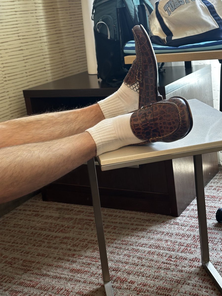 bo_shawtyW's tweet photo. Feet up in croc loafers like he owns 17 vape shops and calls himself a venture capitalist #croc #CEO #lank https://t.co/1HuBXwwUcV