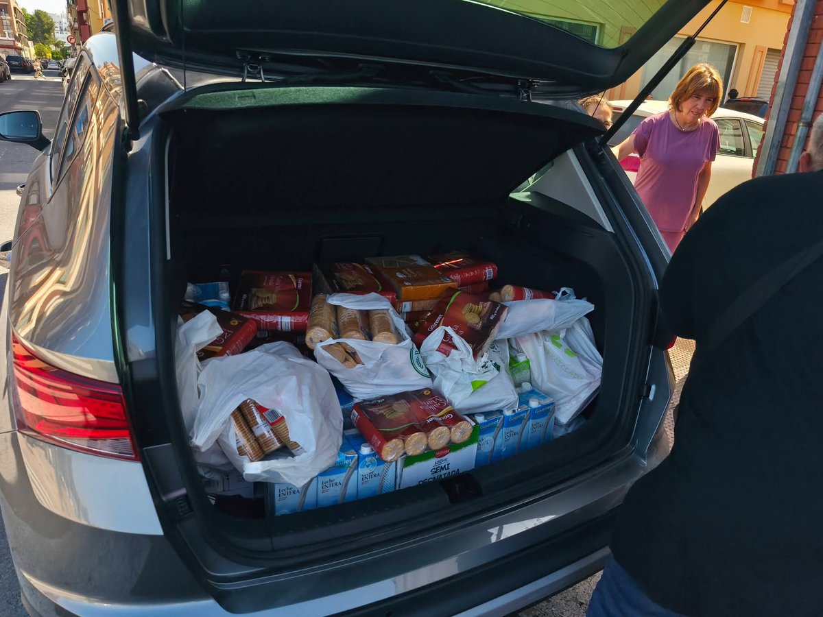 jcabram's tweet photo. Quiero dar públicamente las gracias al Pueblo de Niebla y especialmente a Vito que desde su papelería no cesa de recoger leche y galletas para el comedor social Virgen de la Cinta de Huelva.
Esta es la segunda carga donada desde Niebla.
Obras son amores y no buenas razones. https://t.co/H0Euwgph5G