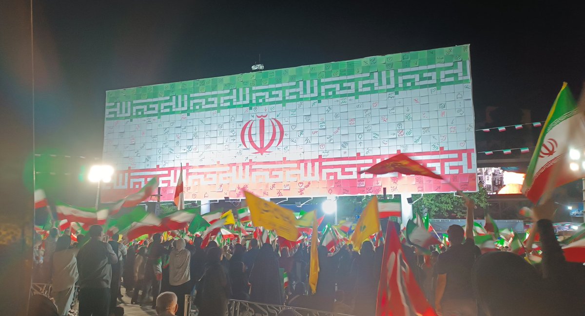 rosari_aabi's tweet photo. ما جانفدایان ایرانیم ، نود شب که چیزی نیست تا آخر دنیا پای کار وطنیم.
اینجا شیراز میدان آیینی امام حسین
#خیابان_ایران
#IranianOnIt https://t.co/ZM1AUlJ9Yy