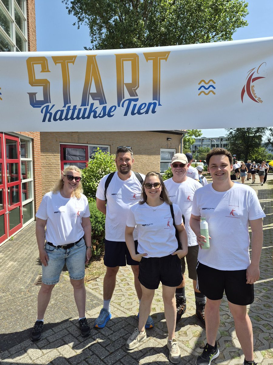 AvDuijvenboden's tweet photo. Vandaag met een deel van het Katwijkse  #TeamCU de #kattuksetien gelopen voor onderzoek in de strijd naar een medicijn voor de #Katwijkseziekte 
Prachtig om zoveel betrokken mensen te zien 🙏🏻🙏🏻🙏🏻 https://t.co/s2Qxzm3ilA
