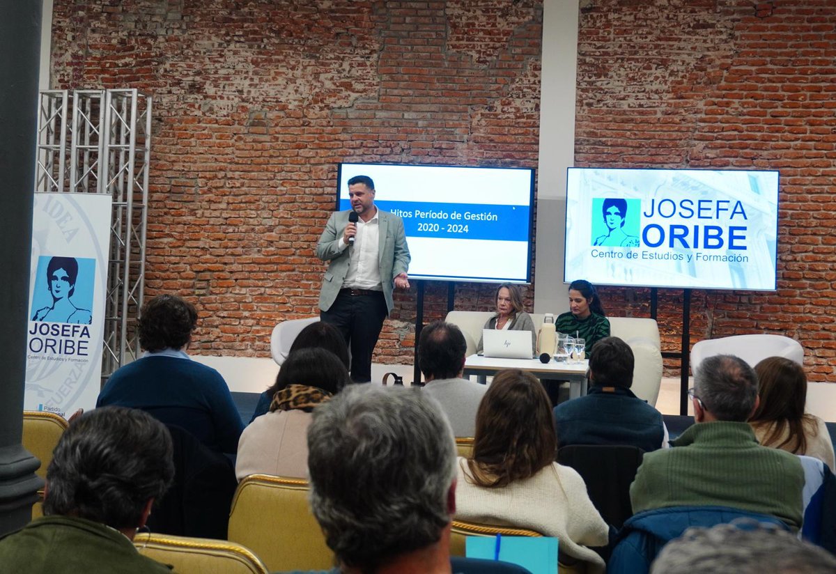 CefJosefaOribe's tweet photo. MÓDULO II- Empresas Públicas con @DrDiegoDurand 

¡Excelente disertación sobre ANCAP; ping pong de preguntas y respuestas con los cursantes y muchos apuntes! https://t.co/1HxfxZd5H7