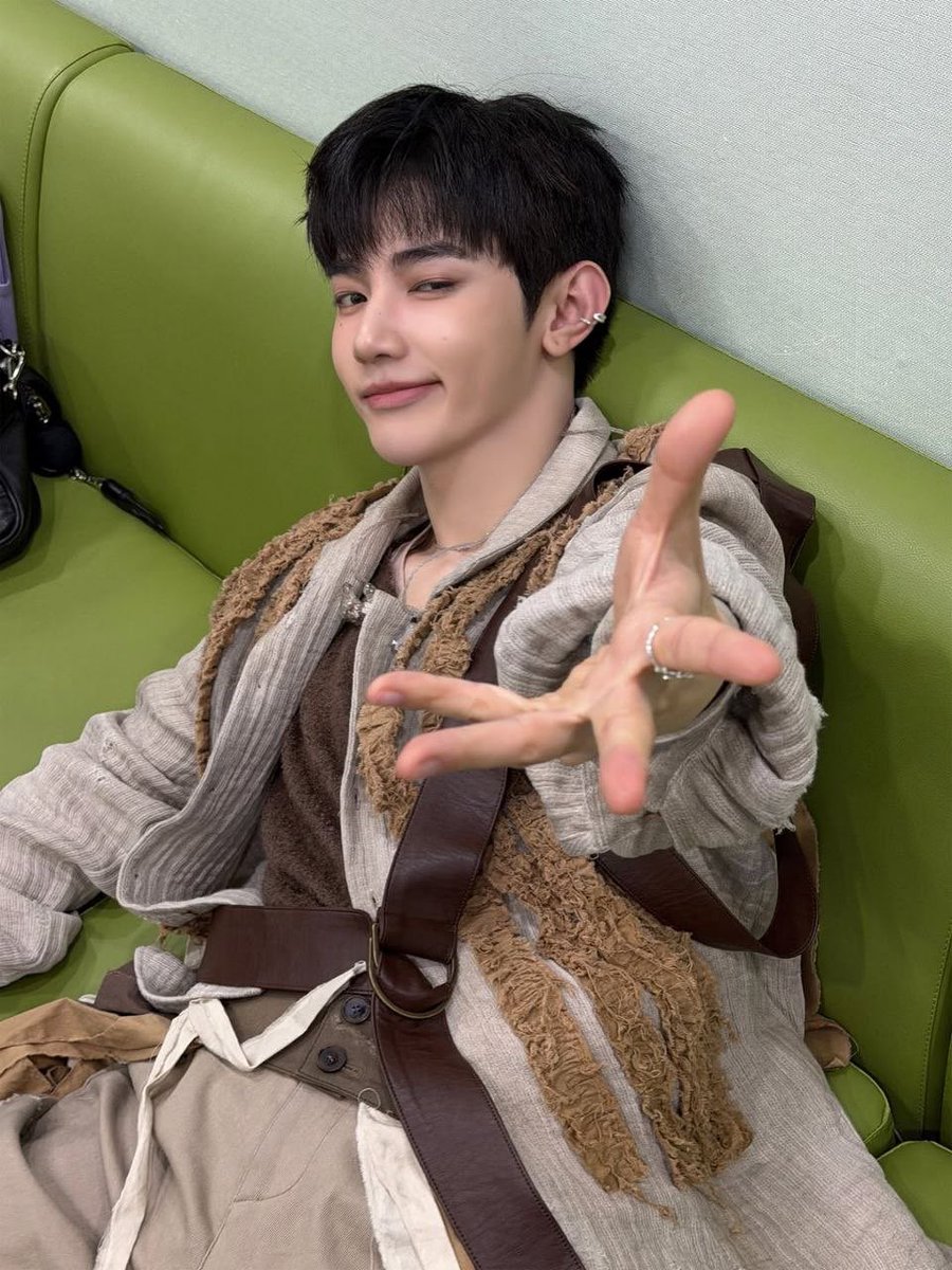 zhaaghao's tweet photo. Not  forgetting  to  leave  myself  a  memorial  of  this  outfit.  Totally  my  style. https://t.co/W70gAxhqeN