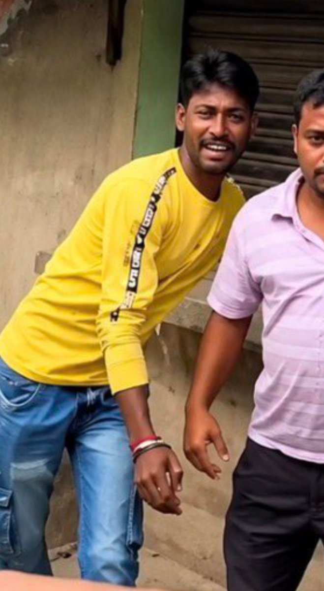 ProfNoorul's tweet photo. अभिषेक बनर्जी पर हमला करने वाले को उसके हाथों पर पहने चीजों से पहचाना जा सकता है।

उसने पूरी जोर आजमाईश के साथ अंडा या कुछ और फेंका था। अच्छा हुआ सांसद जी ने हेलमेट पहन रखा था।

अगर आम आदमी होता तो कुछ भी गड़बड़ हो सकता था..!! https://t.co/JaIUBrIr9V