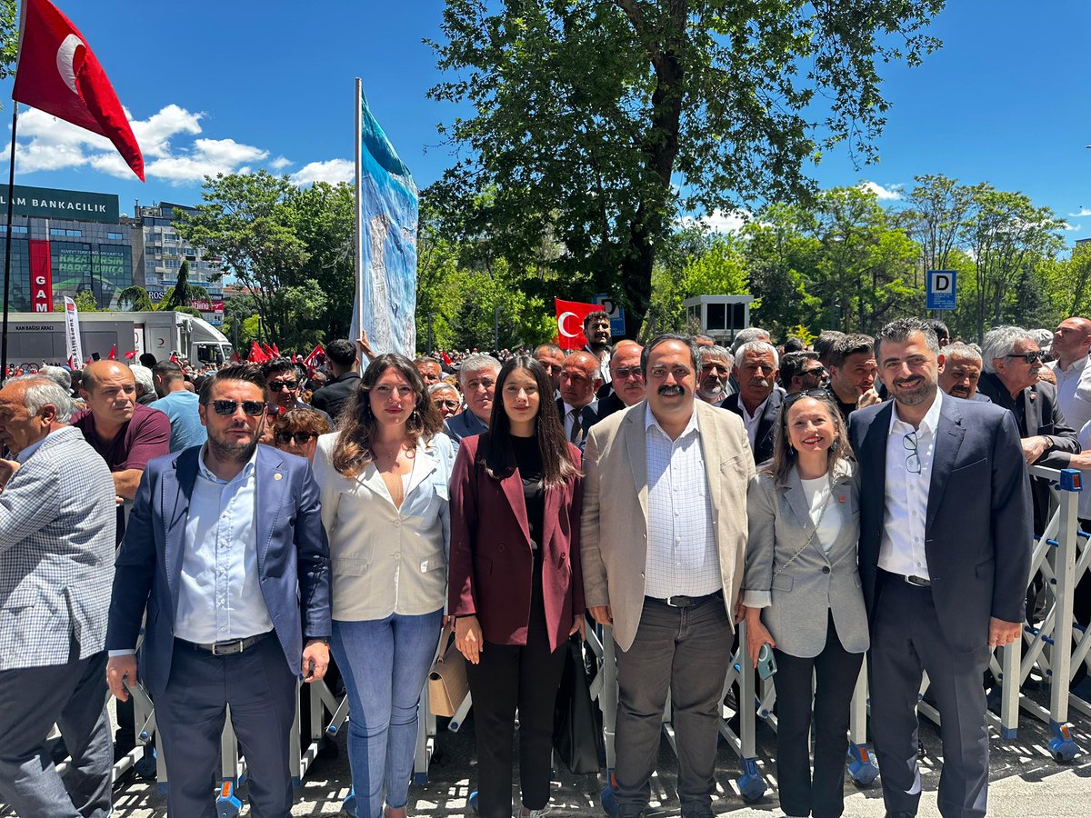 kubragokdemirrr's tweet photo. Genel Başkanımız Özgür Özel:

“Onlar yolun sonunda, biz yolun başındayız!
Safımız milletle birdir.
Millet bizimle beraberdir.” https://t.co/KrW2qUvJIo