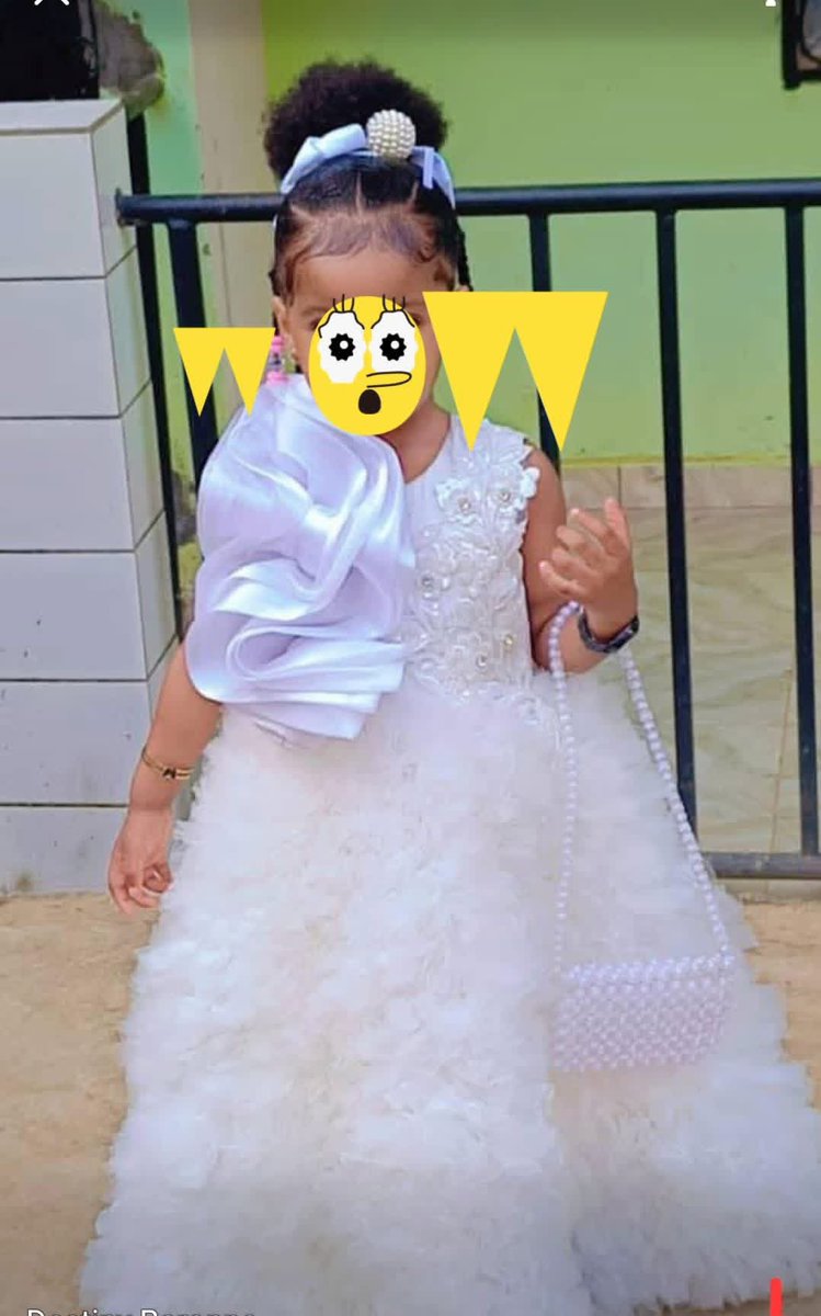 EsBi_Media's tweet photo. 🛑SOCIÉTÉ - AFFAIRE NAWAL : LE DOSSIER EXPLOSE APRÈS LES RÉVÉLATIONS CHOC DE LA BELLE-SŒUR DE LA FONDATRICE SUR LES COULISSES DU FOYER ET DE L'ÉCOLE.

La belle-sœur de la fondatrice de l’établissement scolaire au cœur du scandale a brisé le silence pour livrer une série de précisions factuelles qui reconfigurent radicalement la perception de ce dossier complexe. Le premier point de friction concernait une incohérence temporelle majeure dans la chronologie des faits. L'opinion publique s'interrogeait massivement sur une anomalie liée aux dates avancées dans les premiers rapports et les enregistrements. Selon les explications de la belle-sœur, cette contradiction apparente ne relève pas d'une tentative de falsification, mais d'un incident technique purement matériel. Elle évoque un problème technique de réinitialisation du système informatique ou de l'appareil d'enregistrement, ce qui aurait derechef faussé l'horodatage des données. Par ailleurs, elle a tenu à sanctuariser l'état civil de la victime pour couper court aux spéculations : la petite Nawal est précisément âgée de trois ans et est née un 9 juin. 

Les déclarations de la belle-sœur de la fondatrice dressent le portrait d'un foyer recomposé aux dynamiques complexes. L’homme qui s’est positionné publiquement depuis le début de cette affaire comme le père biologique de Nawal ne serait, en réalité, que son tuteur légal. Le géniteur de l'enfant serait un citoyen de nationalité libanaise. Dans le détail de la composition de ce ménage, le couple cohabite avec quatre enfants : deux issus du premier lit du compagnon, et deux nés de la mère. L'environnement domestique immédiat de la victime comprend ainsi deux autres mineurs, à savoir un jeune enfant de 8 ans et un adolescent âgé de 14 ou 15 ans. Ces affirmations créent une fracture nette avec le récit initial du camp de la victime. Le père présumé avait en effet ému l'opinion en confiant les traumatismes et le parcours de combattant qui avaient jalonné sa vie de famille, expliquant notamment avoir accueilli la naissance de cet enfant à l’âge de 31 ans, après de très longues et douloureuses difficultés personnelles. 

Ce télescopage entre la version du tuteur présumé et les révélations de la belle-sœur place désormais la structure interne du foyer au centre des vérifications des enquêteurs. Enfin, l'intervention apporte une lumière nouvelle sur l'aspect le plus controversé de la riposte de l'établissement scolaire : la plainte pénale déposée contre la mère de la victime. La belle-sœur affirme que la fondatrice n'a jamais pris l'initiative personnelle de poursuivre la mère de l'élève. La décision administrative et judiciaire a été unilatéralement dictée et formalisée par le collège des avocats de l'école, ces derniers ayant estimé qu'il était de leur devoir de réagir immédiatement en justice pour contrer une atteinte caractérisée à l'image et à la réputation de l'institution éducative. Cette cascade de déclarations contradictoires épaissit le mystère autour de ce drame. Seuls les résultats définitifs de l'enquête judiciaire, basés sur des expertises scientifiques et des auditions rigoureuses, permettront d'établir la vérité absolue dans cette affaire.

#EsbiMedia