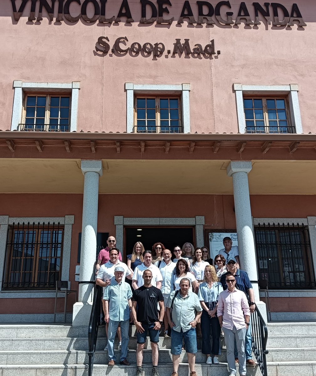 becerrafj's tweet photo. Hoy lo hemos pasado en grande en Arganda descubriendo sus viñedos en la cooperativa vinícola @vinoaceitearganda . Muchas gracias @albertoescri por acompañarnos a descubrir todos los encantos de tu municipio. https://t.co/QRE1PlQYRv