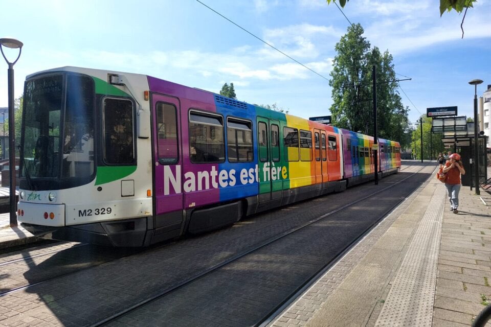 watigaucho's tweet photo. je suis monté dans le tram lgbt ce matin et j’ai changé de genre en sortant ça peut arriver à n’importe qui faites très attention https://t.co/831P71OHIK