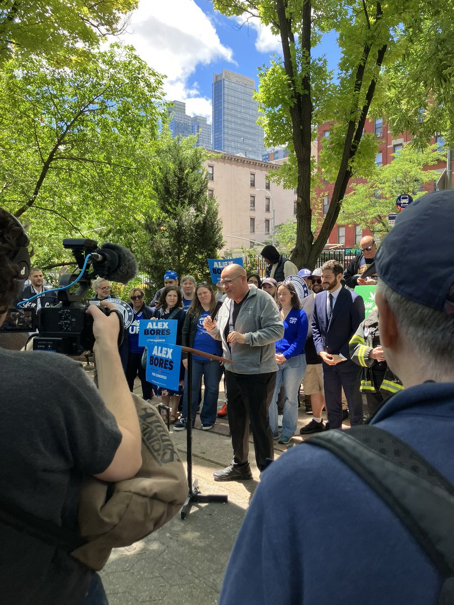 ghostrunnerblog's tweet photo. UFT President Michael Mulgrew:

“You look at the other people in this race, they’re quiet on these issues.  And that’s why it’s so important to elect Alex”

(Tacit acknowledgment of the tense relationship between UFT and Lasher dating back to the Bloomberg era) https://t.co/2k5dHXCvrK