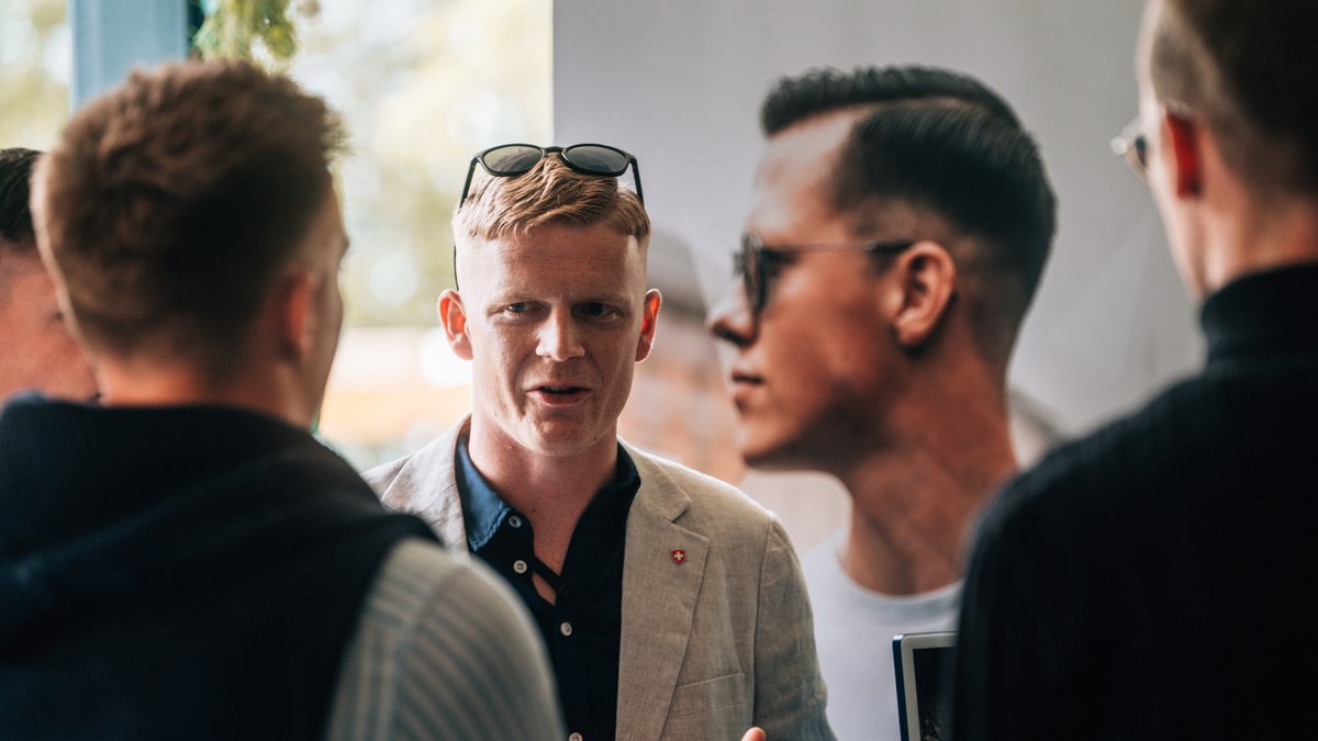 RESUM26's tweet photo. Coffee break at RESUM26.

Coffee cups on every table. Small groups in every corner. People switching between English, French, German, Dutch and Portuguese.

Contacts are exchanged. Plans are made.

The real work is not only happening on stage. https://t.co/aLZnp9udtt
