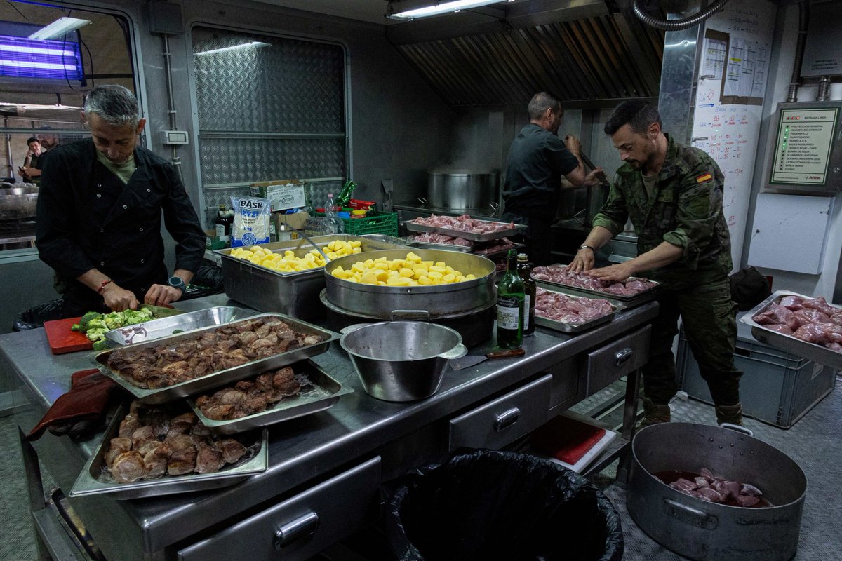3_Tercio's tweet photo. Soldados eslovacos y españoles trabajaron codo con codo en la sesión abastecimiento de la MN BDE SVK, donde compartieron experiencias, procedimientos y conocimientos con sus compañeros españoles. La interoperabilidad se construye a través de las personas y trabajo en equipo. 🇸🇰🇪🇸 https://t.co/4BNakES9UI