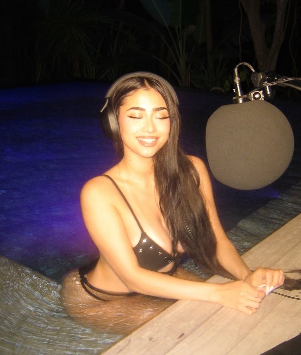 bealeria's tweet photo. 🦂 In a bikini is a masterpiece https://t.co/Bvdyu1wNFz