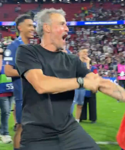 TouchlineX's tweet photo. Kvaratskhelia and Luis Enrique celebrating. 🏆 https://t.co/3tUSLBRNBz