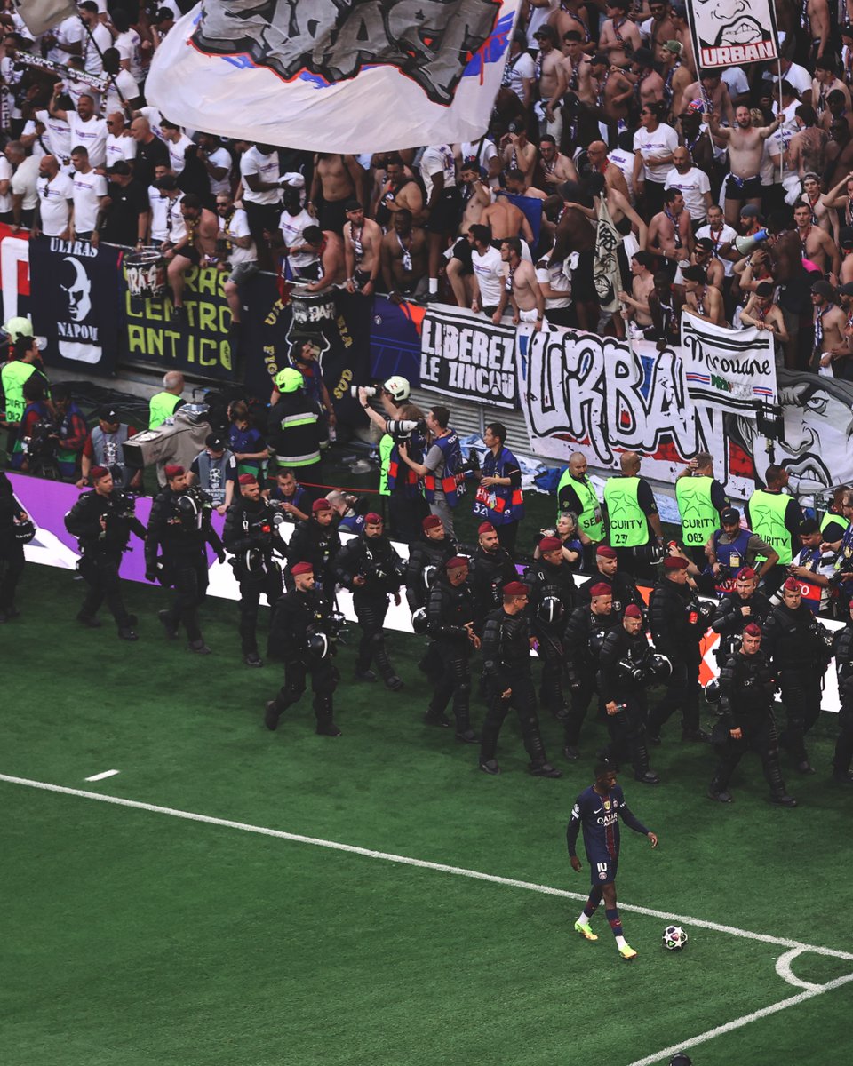 SI_FootballClub's tweet photo. Crowned again. https://t.co/LPcRvYc06s
