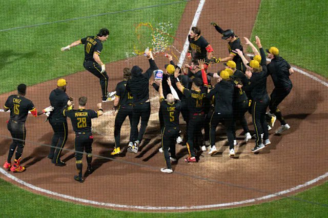 JohnChite's tweet photo. I still remember Bonds hitting that 11th Inning Jack like it was yesterday!!! Kinda what last night felt like...LFG BUCS 🏴‍☠️🔥🚀 @ChrisMuellerPGH @SportsSharp @heismanholstein @JoryRandsTaint
#ManiacJC https://t.co/HjxhikRton