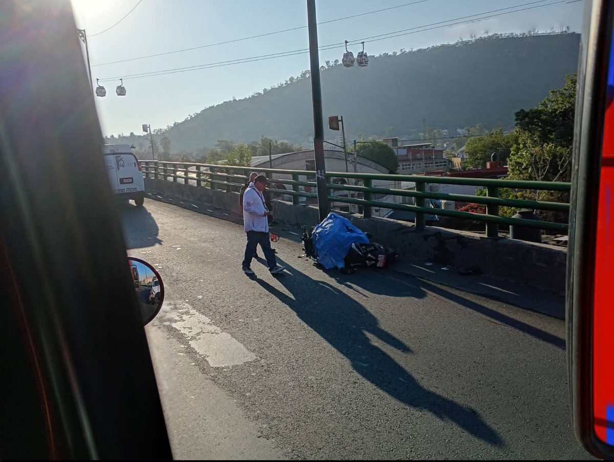 PAlberto15's tweet photo. Buenos días a la frecuencia potro derrapado en la subida de indios verdes dirección a Pachuca fallece en el lugar https://t.co/UC95UP87v9