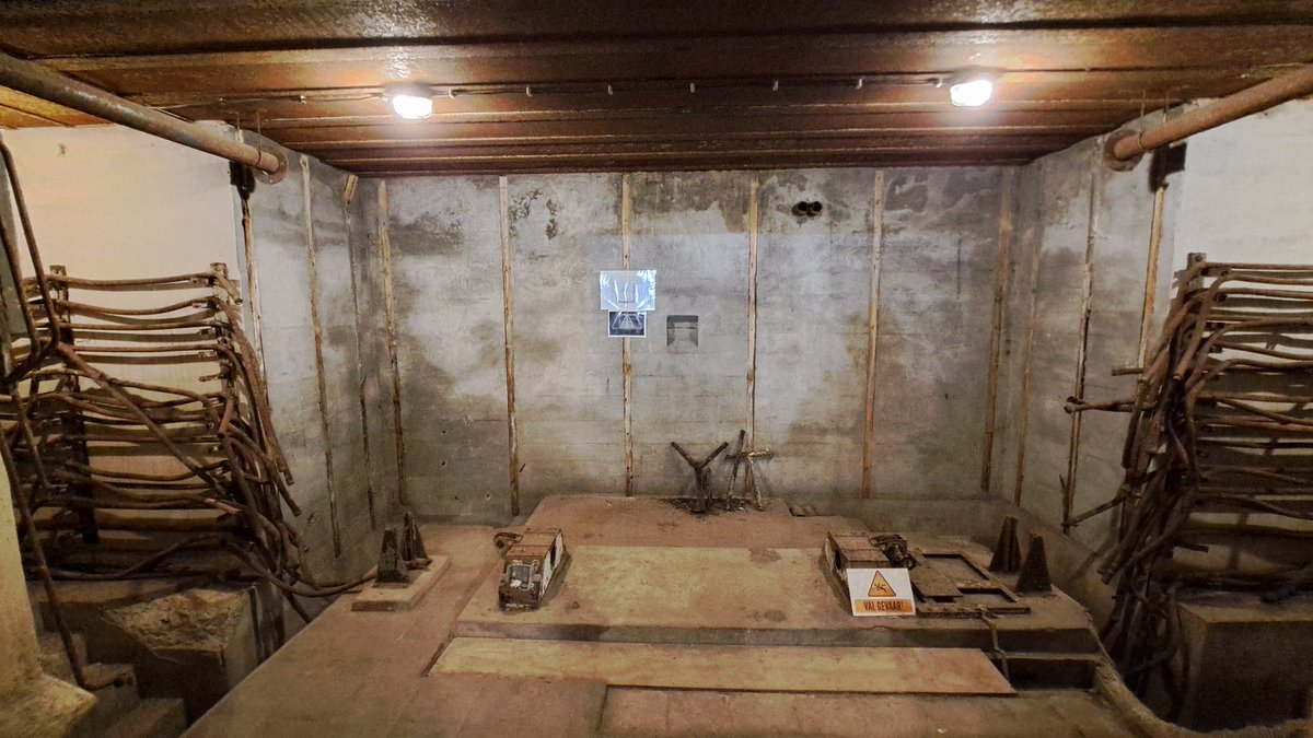 RoelZuidhof's tweet photo. Ook mooi was #WijkaanZee met zeldzame #V143 Radarbunker incl nog aanwezige kabels. Ook #Kuever451 met originele schilderingen en oondergrondse loopgraaf. En als pendeldienst jeeps en Dodge. https://t.co/W3w3aSBKbv