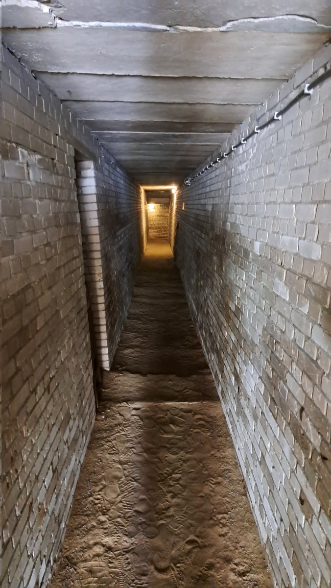 RoelZuidhof's tweet photo. Ook mooi was #WijkaanZee met zeldzame #V143 Radarbunker incl nog aanwezige kabels. Ook #Kuever451 met originele schilderingen en oondergrondse loopgraaf. En als pendeldienst jeeps en Dodge. https://t.co/W3w3aSBKbv