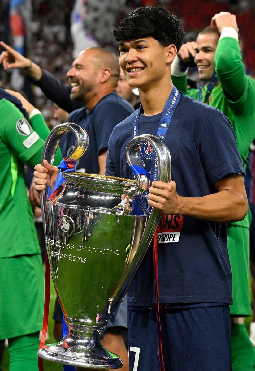 jacobobuceta's tweet photo. Ahí temos a un do Val Miñor coa Champions. Parabéns Dro Fernández. Nigrán Power!!!
#champi̇onsleaguefinal https://t.co/fgdGiiuCX5