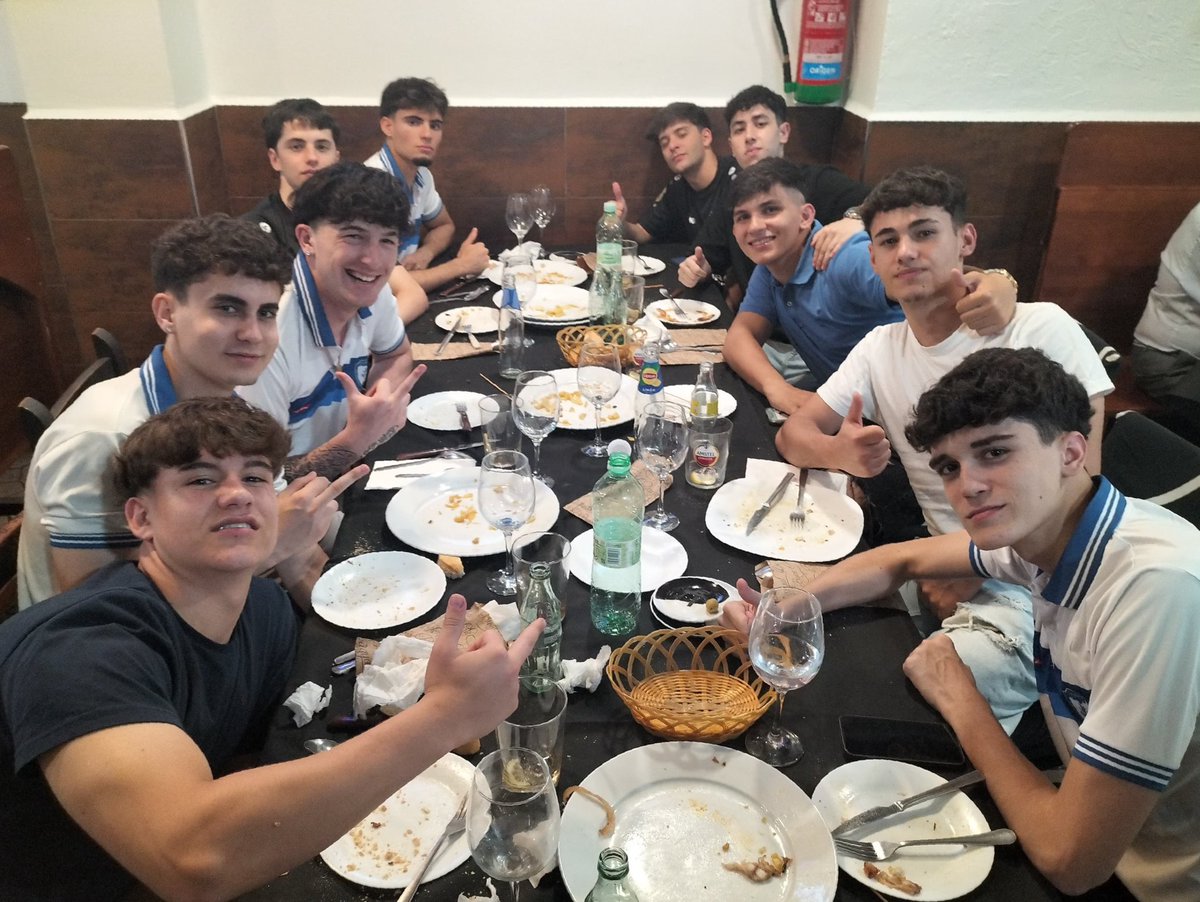 cdsalamancafs's tweet photo. Despedimos una temporada larga y exigente pero con grandes momentos . Hoy ha sido uno más, victoria de AGROCESA CRIANZA IBÉRICA por 6-2  y después celebración con todos los jugadores y familias en @elfigoncharro donde nos tratan como en casa. https://t.co/apV6dr29N9