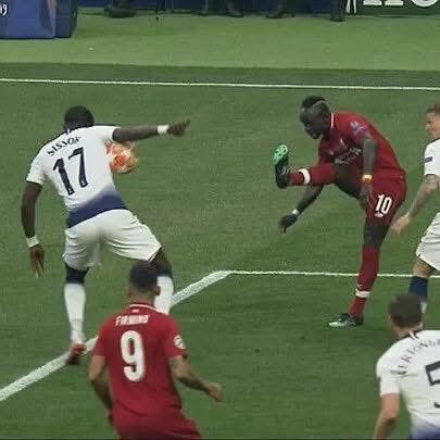 thfclukex's tweet photo. One was a penalty one wasn’t 👀 https://t.co/mRysbQAgZC