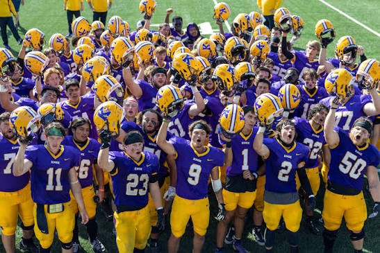 ChrisHines_3's tweet photo. After a Great conversation I am blessed to receive my first offer from Knox college #AGTG @CoachM_Willis @BCP_Football @EDGYTIM @FB_KnoxCollege https://t.co/UFHCJLUa7j