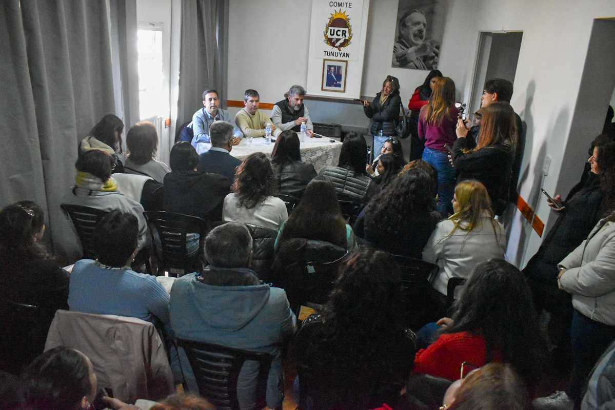petilombardi's tweet photo. Construir un partido fuerte es trabajar en cada departamento, todos los días. 

Ese es el objetivo del ciclo "Ideas que Transforman" , organizado por la UCR Tunuyan, que hoy contó con la participación de @UlpianoSuarez https://t.co/mKCTB0emj9