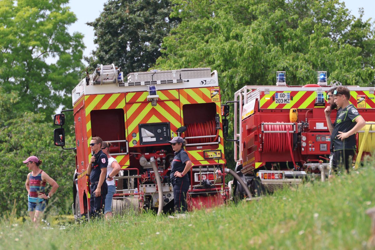 Prefet61's tweet photo. #sapeurspompiers | 🚒Ce samedi 30 mai,  Domfront-en-Poiraie accueillait le rassemblement technique départemental, temps fort de la fin d’année pour les 140 jeunes sapeurs-pompiers issus de 10 sections, qui y participaient.

👏Aurélien Duvergey, sous-préfet directeur de cabinet, était aux côtés de la colonelle Anne Lamaire, directrice du SDIS, et des élus présents, pour remettre les prix aux équipes ayant eu les meilleurs résultats dans les différentes épreuves : la manœuvre incendie, la manœuvre secours à personne, le fil rouge et le questionnaire. 

🤝L’occasion pour le sous-préfet de les remercier et de les féliciter pour leur engagement citoyen au service de tous nos concitoyens. Ils constituent le vivier privilégié de la nouvelle génération de sapeurs-pompiers.

Il les a également sensibilisés aux risques émergents auxquels ils seront confrontés demain. 

🧑‍🚒Dans l’Orne, 228 jeunes de 12 à 18 ans sont engagés dans le parcours des jeunes sapeurs-pompiers, et y consacrent 4 heures par semaine.