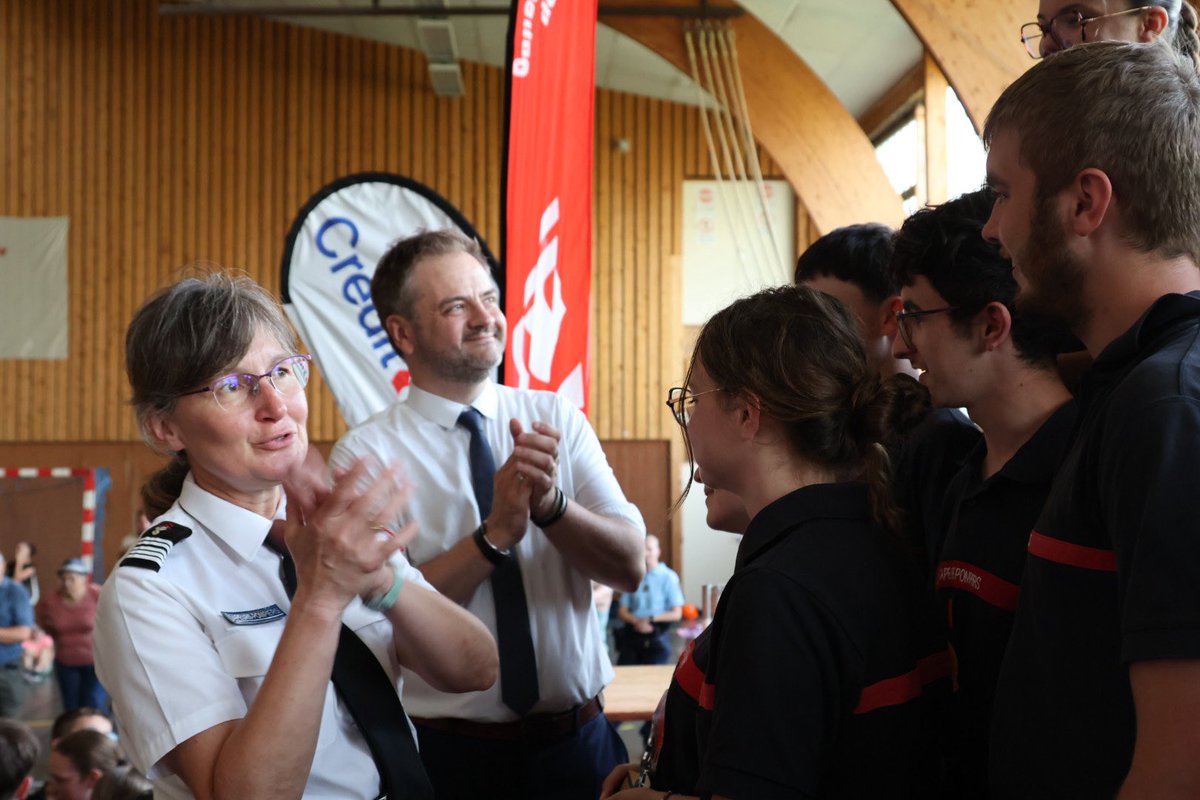 Prefet61's tweet photo. #sapeurspompiers | 🚒Ce samedi 30 mai,  Domfront-en-Poiraie accueillait le rassemblement technique départemental, temps fort de la fin d’année pour les 140 jeunes sapeurs-pompiers issus de 10 sections, qui y participaient.

👏Aurélien Duvergey, sous-préfet directeur de cabinet, était aux côtés de la colonelle Anne Lamaire, directrice du SDIS, et des élus présents, pour remettre les prix aux équipes ayant eu les meilleurs résultats dans les différentes épreuves : la manœuvre incendie, la manœuvre secours à personne, le fil rouge et le questionnaire. 

🤝L’occasion pour le sous-préfet de les remercier et de les féliciter pour leur engagement citoyen au service de tous nos concitoyens. Ils constituent le vivier privilégié de la nouvelle génération de sapeurs-pompiers.

Il les a également sensibilisés aux risques émergents auxquels ils seront confrontés demain. 

🧑‍🚒Dans l’Orne, 228 jeunes de 12 à 18 ans sont engagés dans le parcours des jeunes sapeurs-pompiers, et y consacrent 4 heures par semaine.